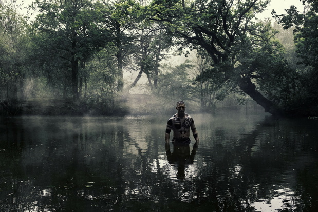 „Tabu” z Tomem Hardym – brud, mrok i magia w serialu o XIX-wiecznym Londynie