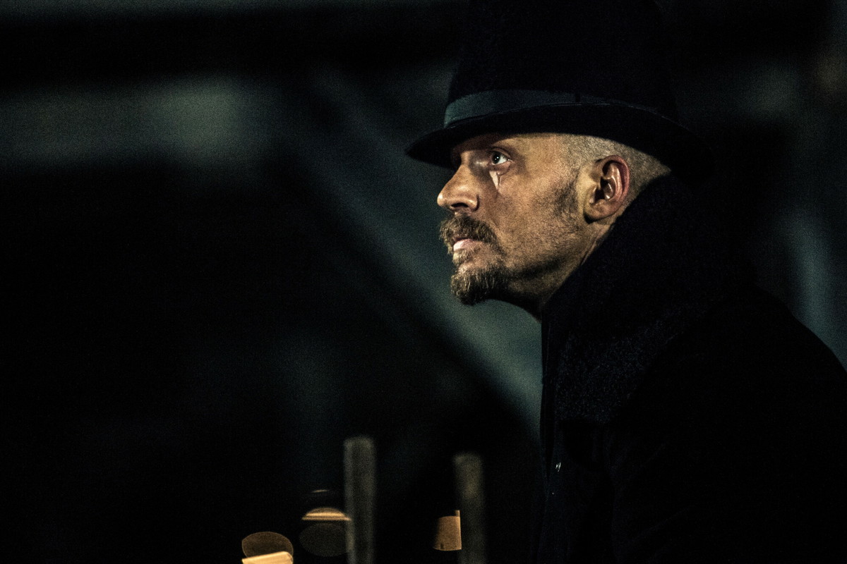 „Tabu” z Tomem Hardym – brud, mrok i magia w serialu o XIX-wiecznym Londynie
