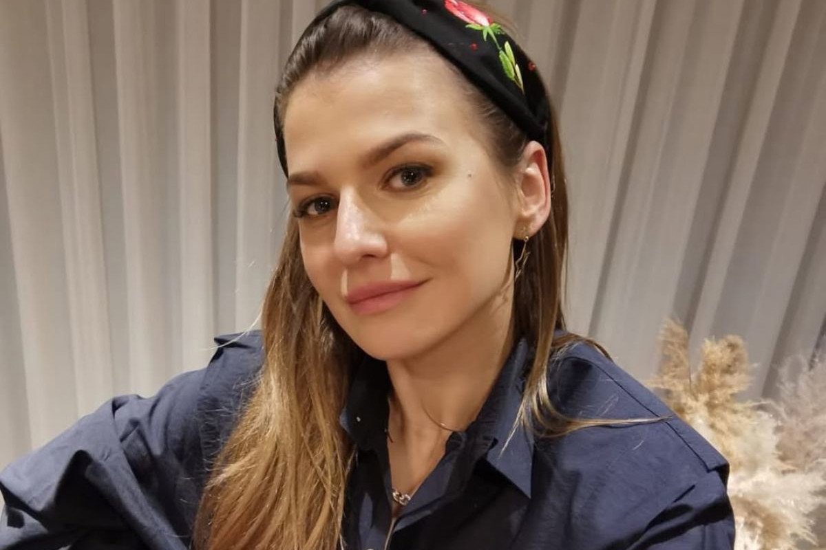 Anna Lewandowska w mini spódniczce