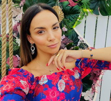 Paulina Krupińska w koronkowej spódnicy