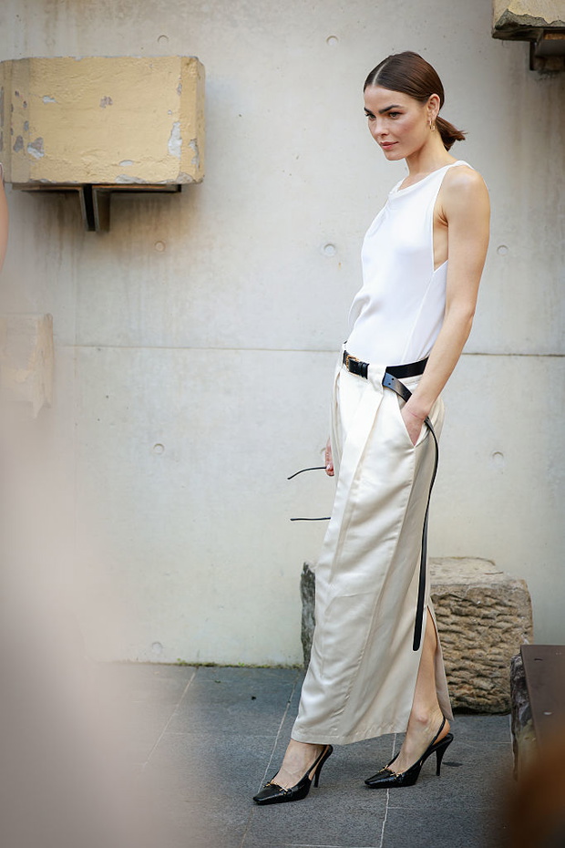 Slip skirt w odcieniu champagne beige – najmodniejsza spódnica lata