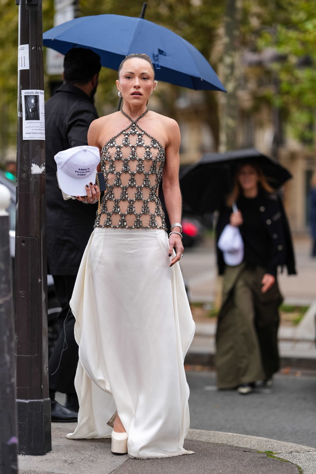 Slip skirt w odcieniu champagne beige – najmodniejsza spódnica lata