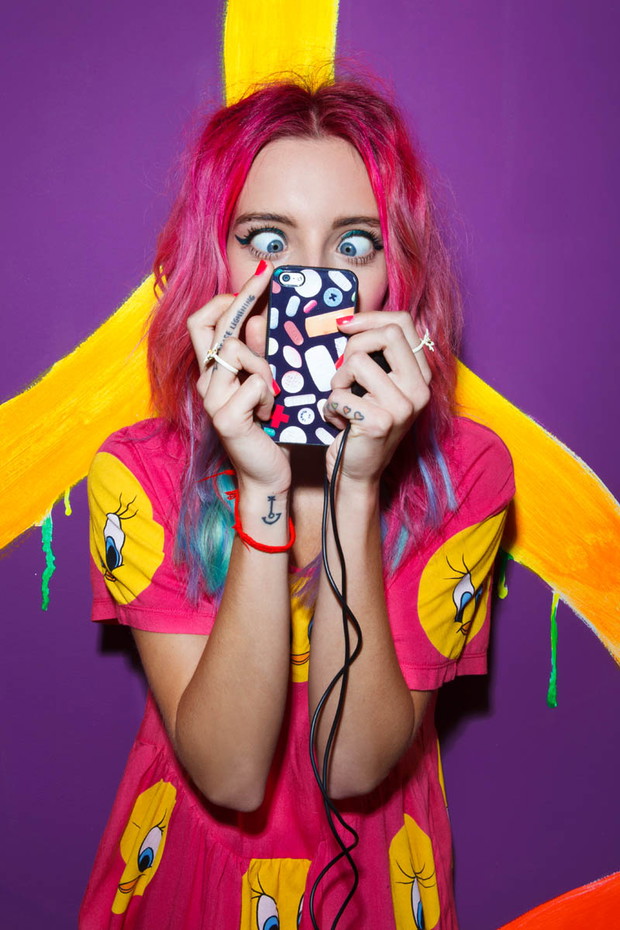 Chloe Nørgaard w lookbooku świątecznym Nasty Gal 2013, fot. Felisha Tolentino