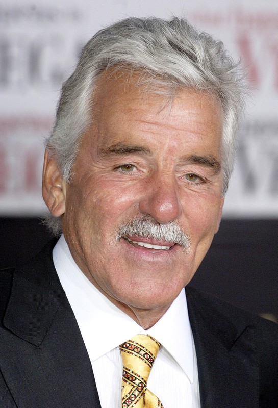 Dennis Farina (29.02.1944-22.07.2013), amerykański aktor znany z takich produkcji jak Crime Story, Policjanci z Miami, Dorwać małego, Przekręt, Co z oczu, to z serca, Szeregowiec Ryan oraz Praw