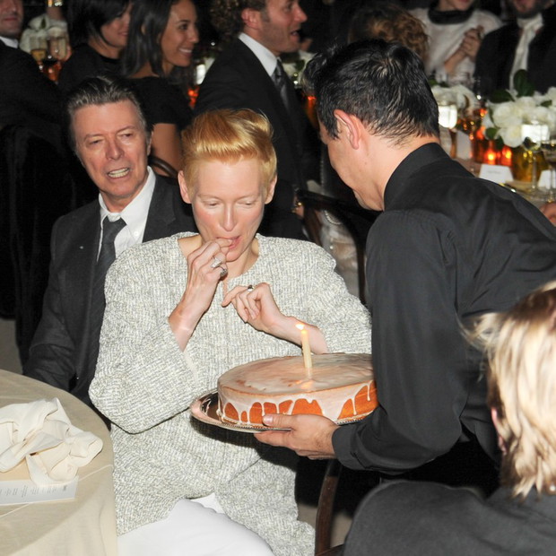 Tilda Swinton z tortem urodzinowym podczas MoMA