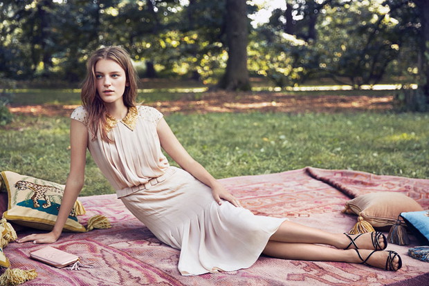Zuzanna Bijoch w kampanii świątecznej Tory Burch