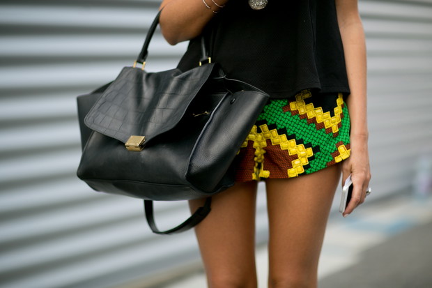 Street fashion: fokus na buty i torebki