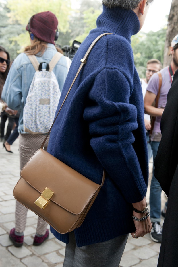 Street fashion: fokus na buty i torebki