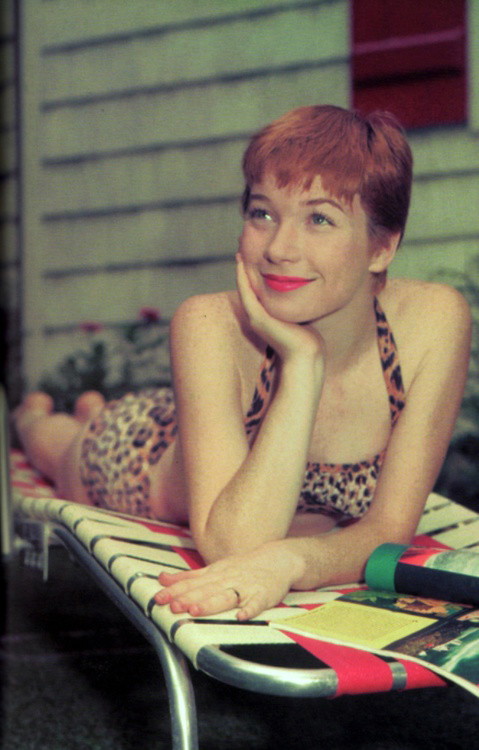 Shirley MacLaine, od początku kariery nosiła tzw. brick-red pixie czyli króciótką fryzurkę na chłopczycę, fot. pinterest