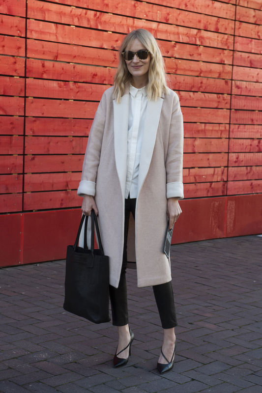Street fashion: różowy płaszcz