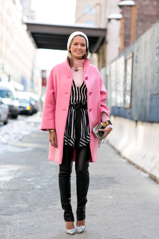 Street fashion: różowy płaszcz