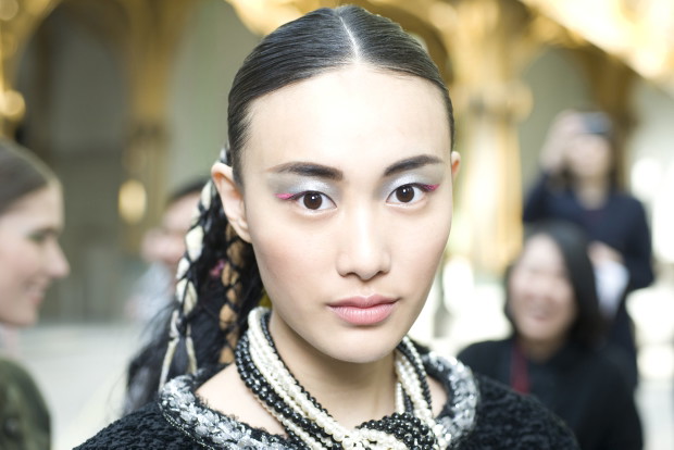 Chanel, Fall/Winter 2014-2015, fot. mat. prasoweBazę pod podkład stanowi markowy pewnik z serii HYDRA BEAUTY, na który nałożono fundację fluidu z najnowszej linii w kolekcji PERFECTION LUMIERE VELVE