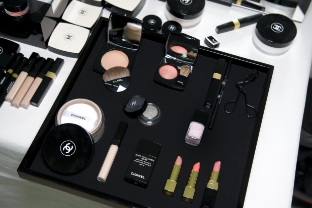 Chanel, Fall/Winter 2014-2015, fot. mat. prasoweBazę pod podkład stanowi markowy pewnik z serii HYDRA BEAUTY, na który nałożono fundację fluidu z najnowszej linii w kolekcji PERFECTION LUMIERE VELVE