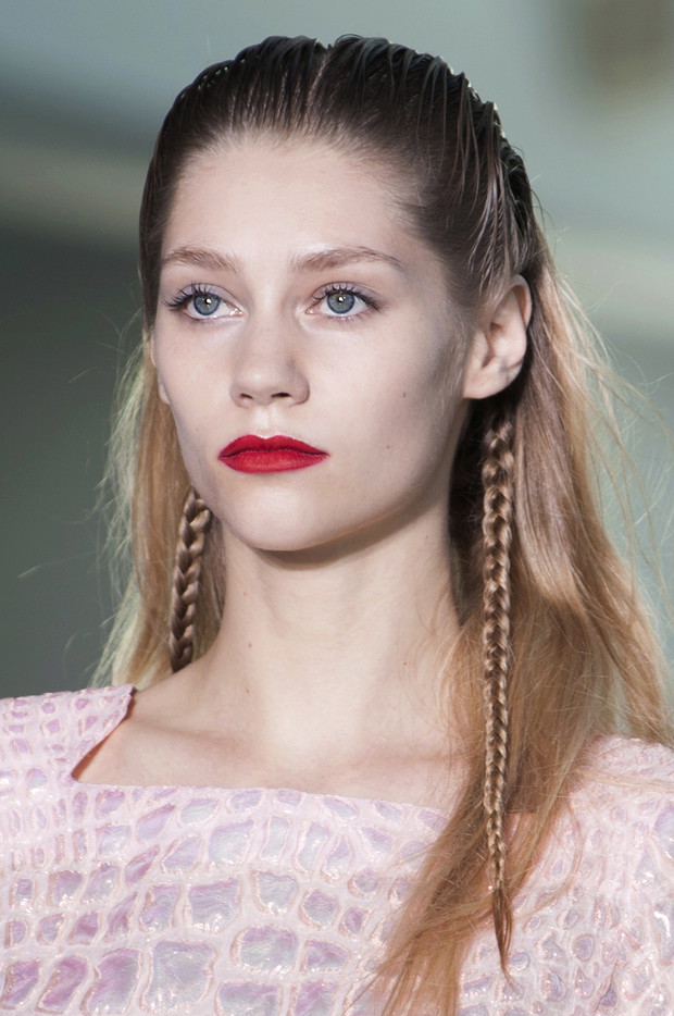 Fryzura wet look - trendy wiosna-lato 2014