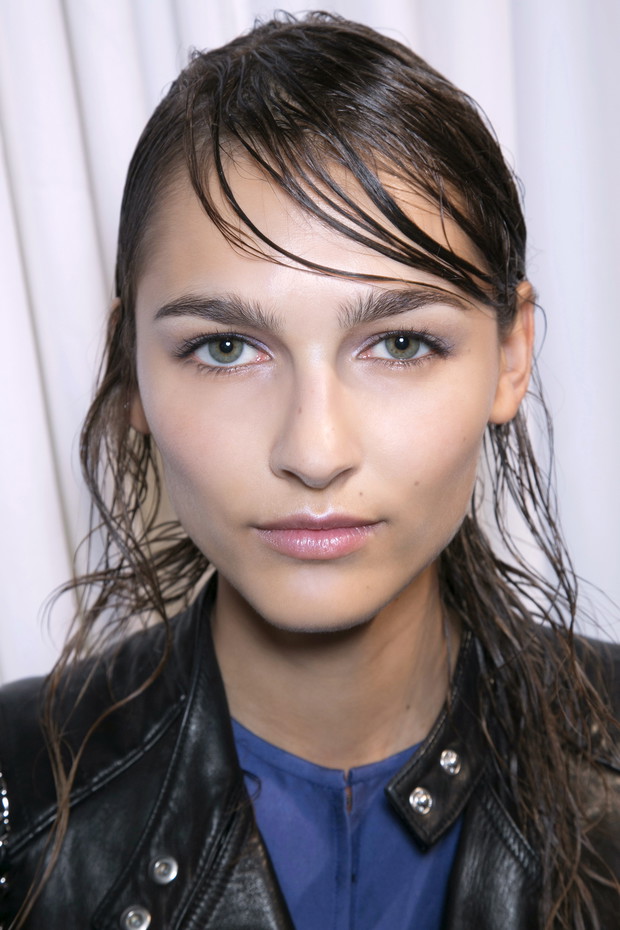 Fryzura wet look - trendy wiosna-lato 2014