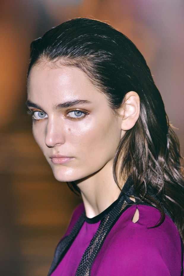 Fryzura wet look - trendy wiosna-lato 2014
