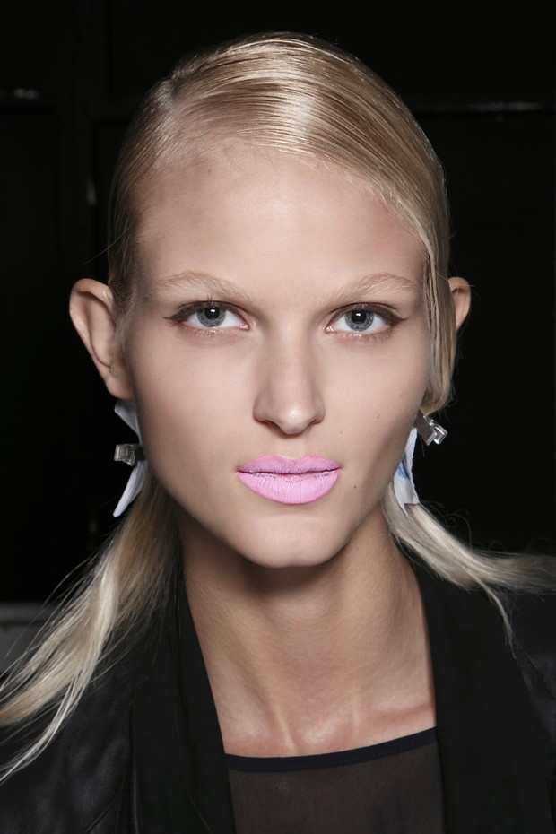 Fryzura wet look - trendy wiosna-lato 2014