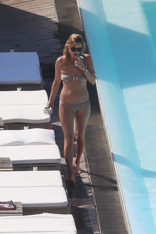Gwiazdy na plaży. Jak prezentują się w bikini?