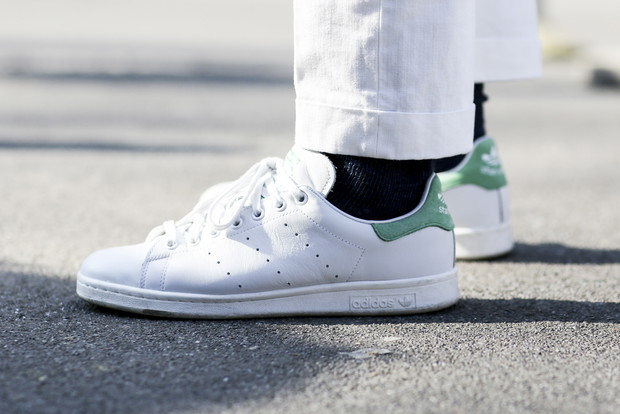 Białe buty - street fashion