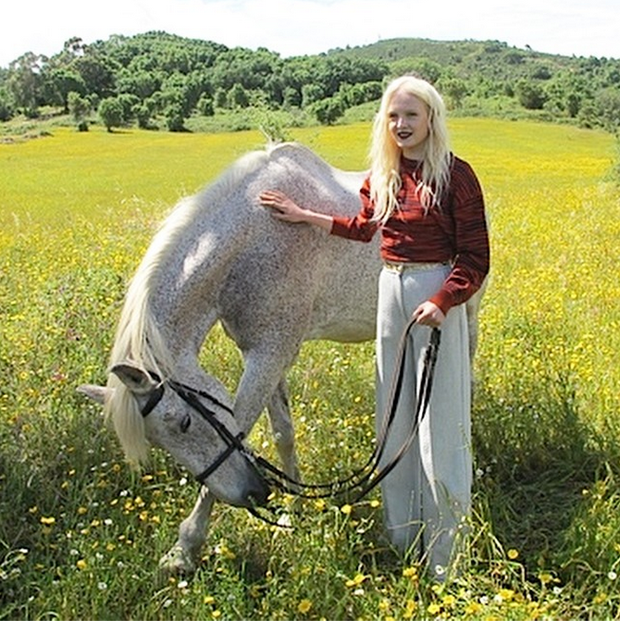 Kulisy sesji ELLE z Mają Salamon