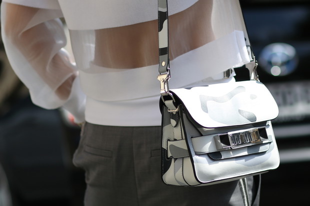 Street fashion: buty i akcesoria gości na pokazach FW SS15