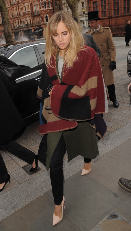 Gwiazdy i modelki w ponczo Burberry