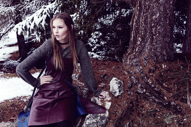 fot. Agata Pospieszyńskaretusz: Kasia Rucińskasweter Acne, skórzana sukienka Alexander McQueen