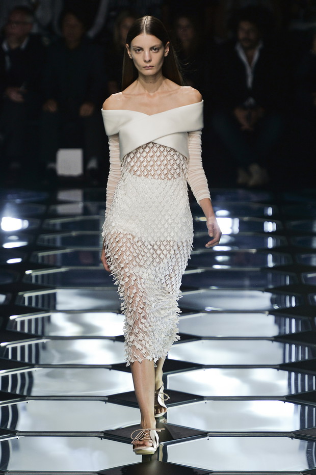 Co gwiazdy założą na Grammy 2015 - nasze przewidywania. Suknia Balenciaga wiosna-lato 2015 Widzimy w tym: Miley Cyrus fot. Imaxtree