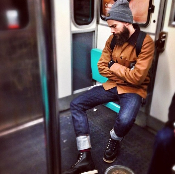 Instagram: przystojni Francuzi w metrze
