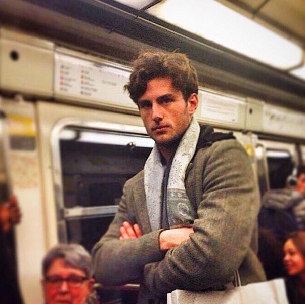 Instagram: przystojni Francuzi w metrze