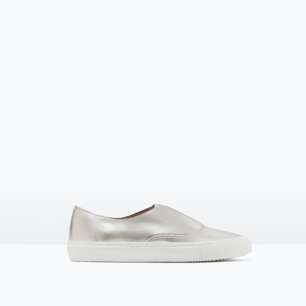 Modne buty na lato: trampki typu slip on