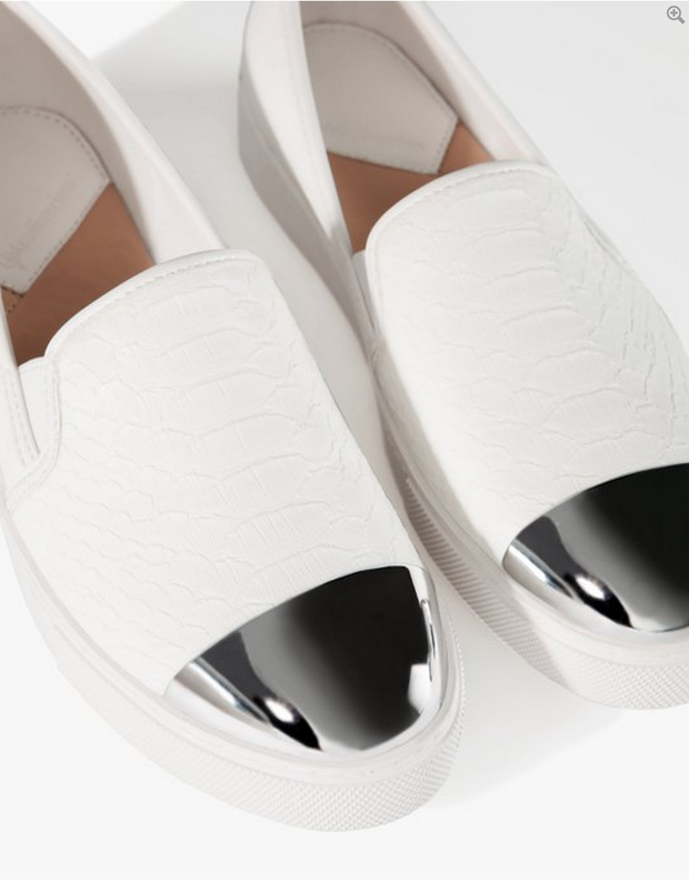 Modne buty na lato: trampki typu slip on