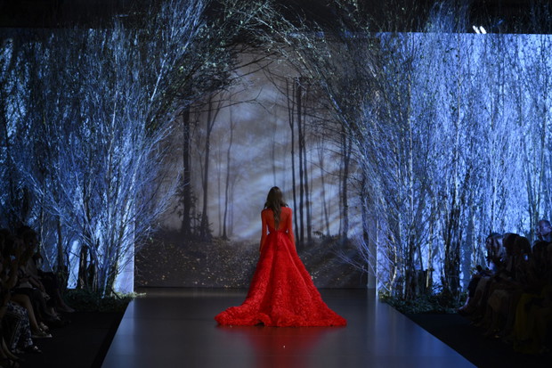 Haute couture powraca! Zobacz najpiękniejsze scenografie z pokazów