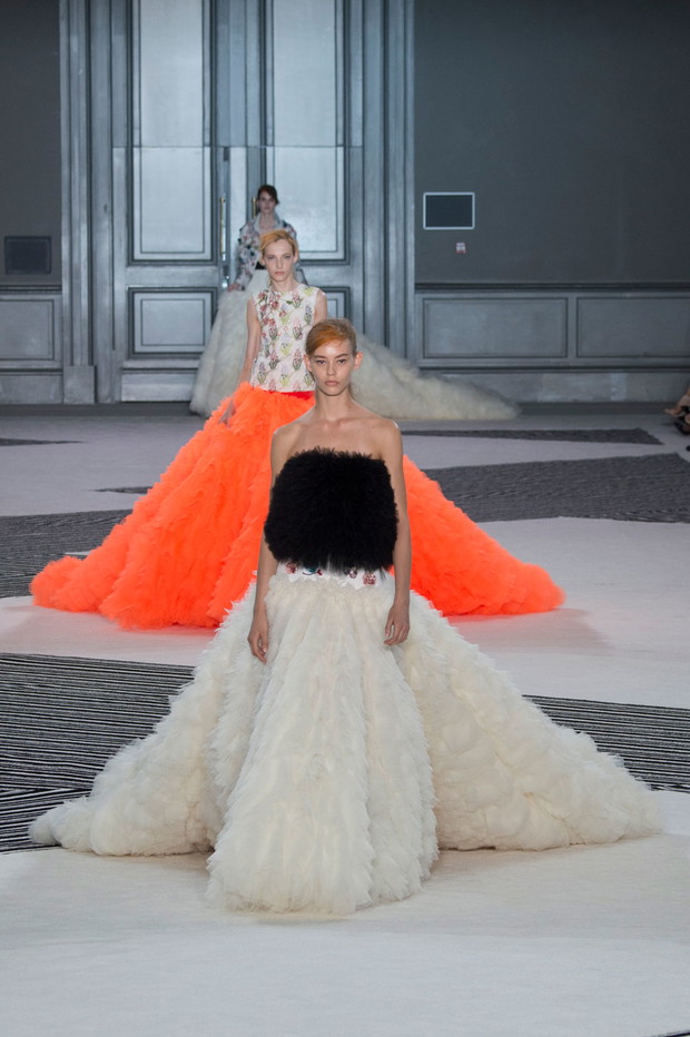 Haute couture powraca! Zobacz najpiękniejsze scenografie z pokazów