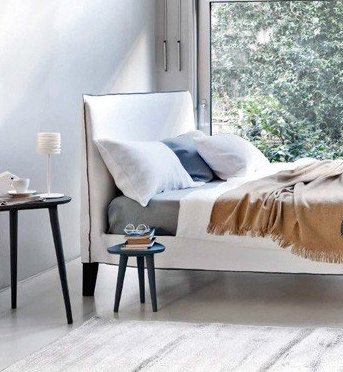 Sypialnia w neutralnych kolorach