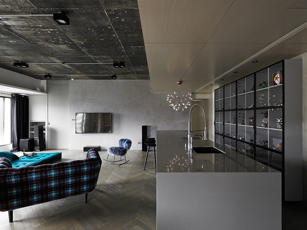 Wnętrze tygodnia: beton, błękit i design - apartament pełen kontrastów