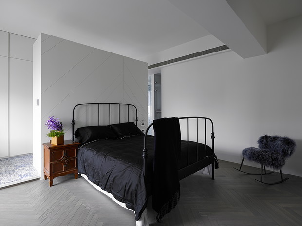Wnętrze tygodnia: beton, błękit i design - apartament pełen kontrastów