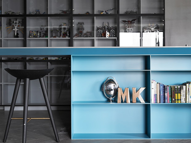 Wnętrze tygodnia: beton, błękit i design - apartament pełen kontrastów