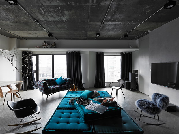 Wnętrze tygodnia: beton, błękit i design - apartament pełen kontrastów