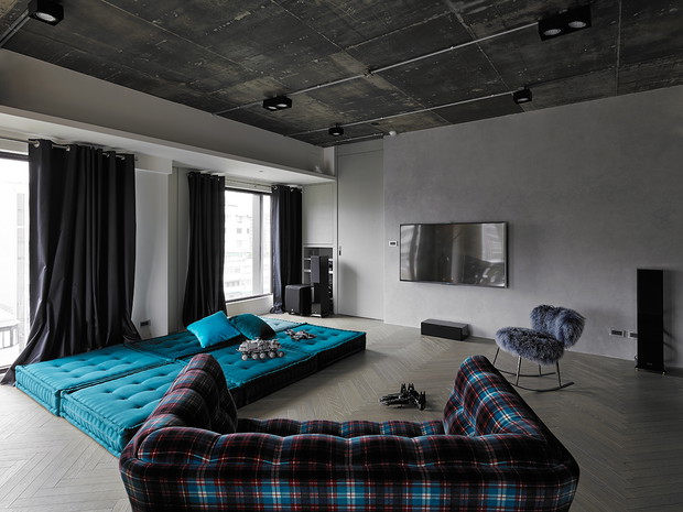 Wnętrze tygodnia: beton, błękit i design - apartament pełen kontrastów