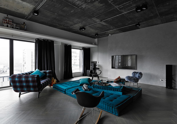 Wnętrze tygodnia: beton, błękit i design - apartament pełen kontrastów