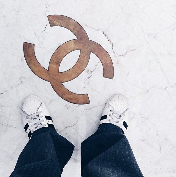 #selfeet - nowy trend na Instagramie z podłogą w roli głównej