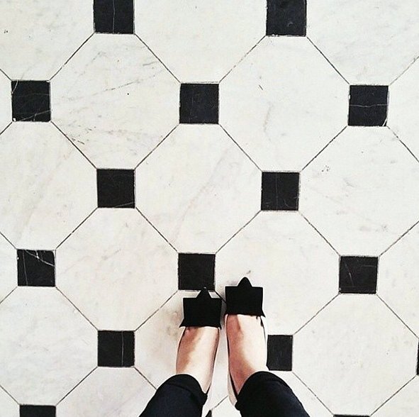 #selfeet - nowy trend na Instagramie z podłogą w roli głównej
