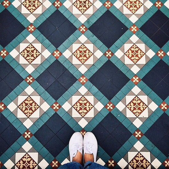 #selfeet - nowy trend na Instagramie z podłogą w roli głównej