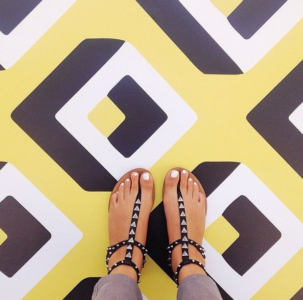 #selfeet - nowy trend na Instagramie z podłogą w roli głównej