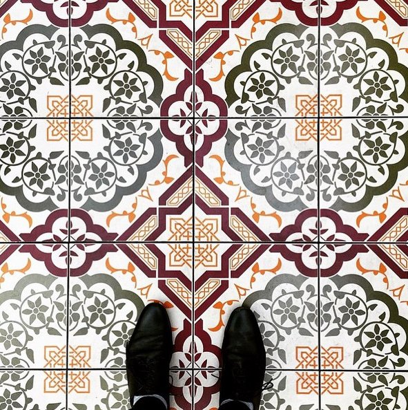 #selfeet - nowy trend na Instagramie z podłogą w roli głównej
