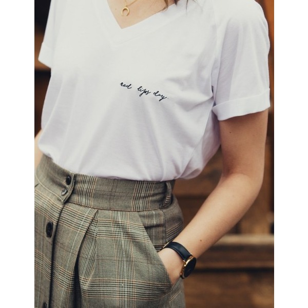 T-shirt z małym napisem