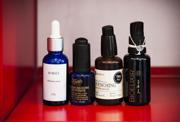 Serum stosujemy na noc jako remedium na problemy, z którymi aktualnie się borykamy. Ich bogate składy i kompozycje olejków świetnie odżywiają skórę podczas snu