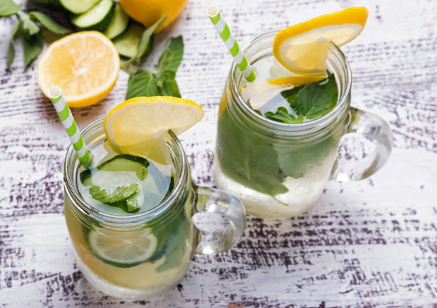 Dieta na płaski brzuch, fot. Fotolia7. Woda z cytrynąStarając się odchudzić brzuch, koniecznie zrezygnuj z napojów alkoholowych, słodzonych i gazowanych. To właśnie one przyczyniają się do jego tycia, czy zatrzymania się płynów w organizmie oraz nieprzy