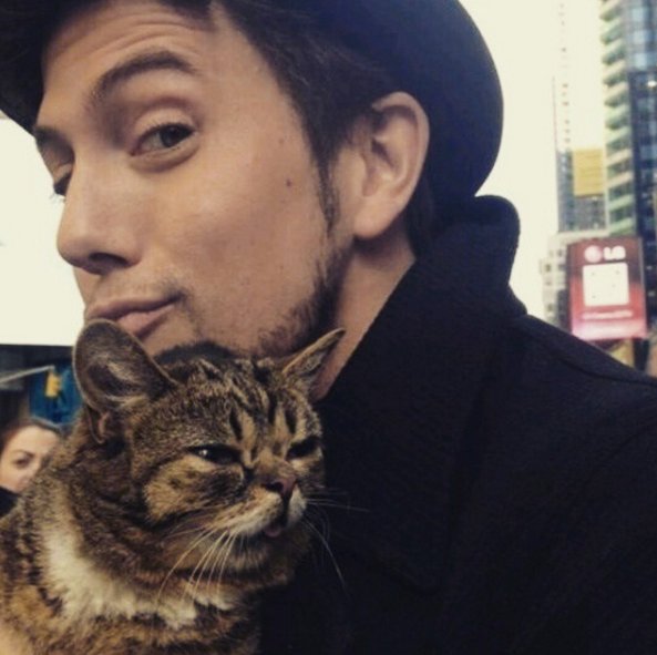 #HotDudesWithKittens - kolejny profil, który podbija Instagram